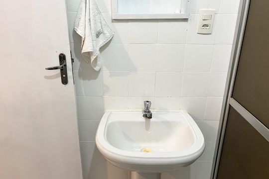Banheiro de apartamento para alugar com 2 quartos, 50m² em Gonzaga, Santos