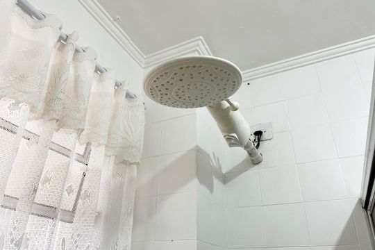 Banheiro de apartamento para alugar com 2 quartos, 50m² em Gonzaga, Santos