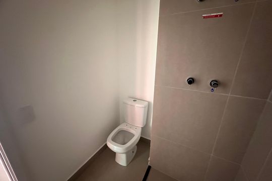 Banheiro de kitnet/studio à venda com 1 quarto, 25m² em Santo Amaro, São Paulo