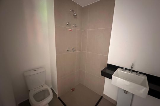 Banheiro de kitnet/studio à venda com 1 quarto, 25m² em Santo Amaro, São Paulo