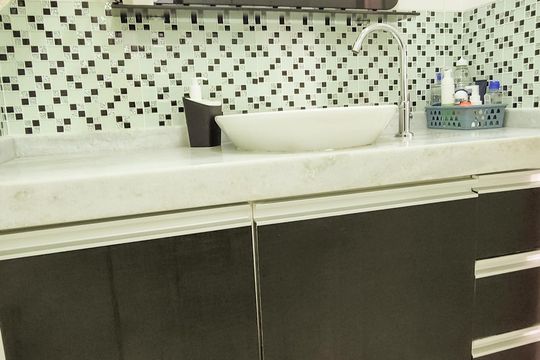 Banheiro social de apartamento à venda com 3 quartos, 85m² em Irajá, Rio de Janeiro