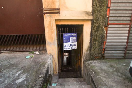 Placa instalada em 05/06/2026 com o código FEWQ-1188 de casa para alugar com 3 quartos, 100m² em Sítio dos Vianas, Santo André