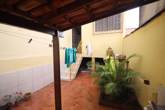 Quintal de casa à venda com 6 quartos, 420m² em Jardim California, Contagem