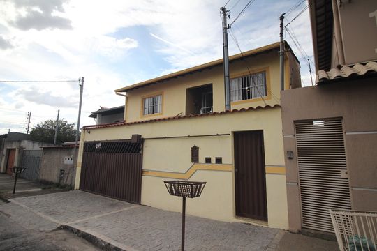 Fachada de casa à venda com 6 quartos, 420m² em Jardim California, Contagem