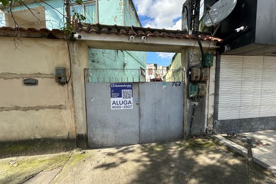 Fachada + placa de casa para alugar com 2 quartos, 55m² em Turiaçú, Rio de Janeiro