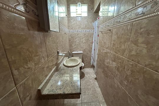 Banheiro de casa para alugar com 2 quartos, 55m² em Turiaçú, Rio de Janeiro