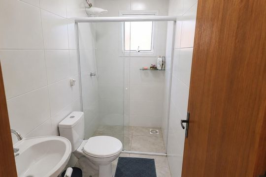 Banheiro 1 de casa para alugar com 2 quartos, 60m² em Fazenda esperança, Cachoeirinha