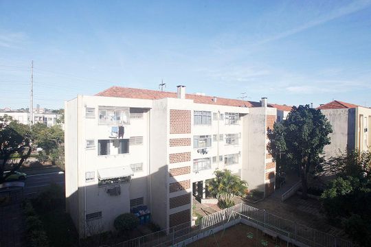Cozinha + Área de Serviço Vista de apartamento à venda com 3 quartos, 76m² em Jardim Botânico, Porto Alegre
