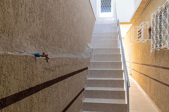 Área comum - Escada de acesso ao imóvel de casa para alugar com 1 quarto, 82m² em Bonsucesso, Rio de Janeiro