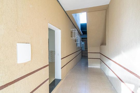 Área comum de acesso de casa para alugar com 1 quarto, 82m² em Bonsucesso, Rio de Janeiro