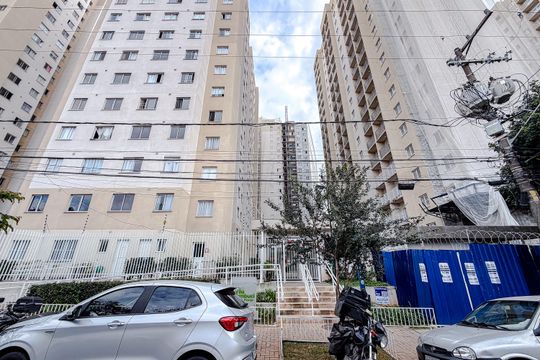 Fachada com plaquinha de apartamento à venda com 2 quartos, 32m² em Cambuci, São Paulo