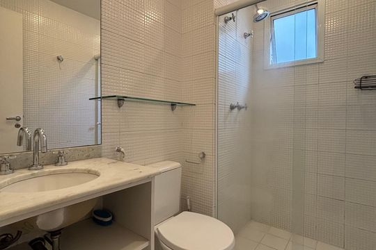 Banheiro da Suíte de apartamento para alugar com 1 quarto, 56m² em Itaim Bibi, São Paulo