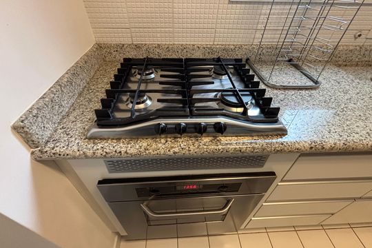 Cozinha de apartamento para alugar com 1 quarto, 56m² em Itaim Bibi, São Paulo