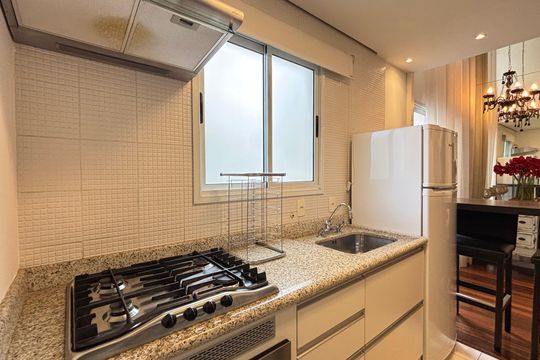 Cozinha de apartamento para alugar com 1 quarto, 56m² em Itaim Bibi, São Paulo