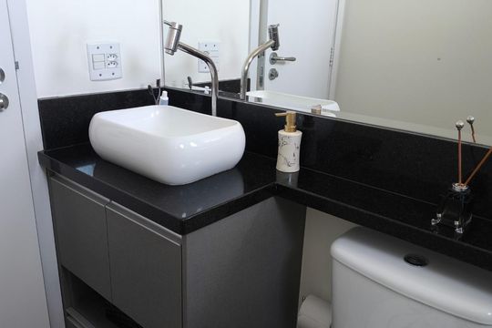 Banheiro de apartamento à venda com 2 quartos, 57m² em Santo Antônio, Osasco