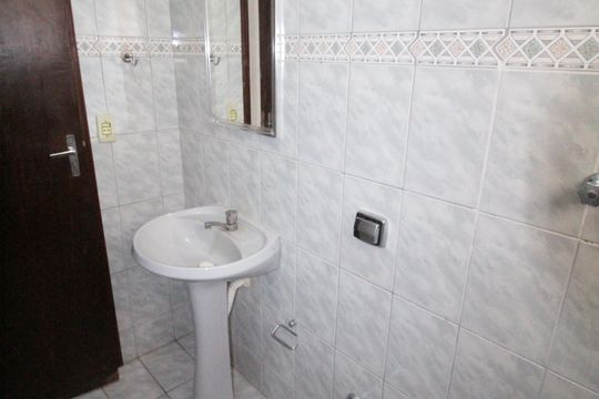 Banheiro de casa para alugar com 2 quartos, 60m² em Bosque dos Eucaliptos, São José dos Campos