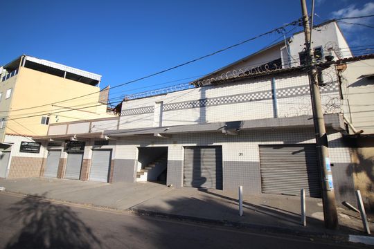 Fachada de casa à venda com 3 quartos, 500m² em Riacho das Pedras, Contagem