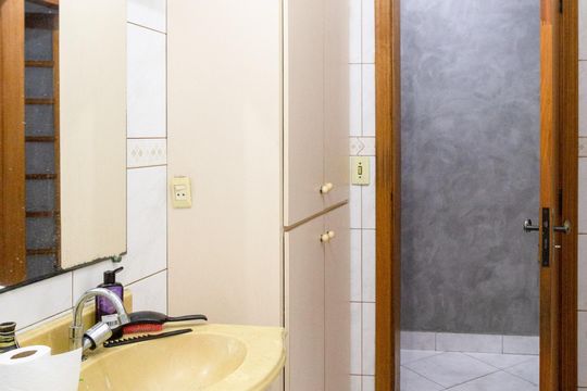 Banheiro social 2 de casa para alugar com 4 quartos, 79m² em Jardim Rosa de Franca, Guarulhos
