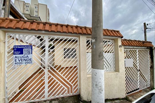 Placa instalada na fachada do imóvel de casa para alugar com 3 quartos, 183m² em Vila Rosalia, Guarulhos