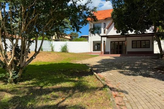Área externa de casa para alugar com 3 quartos, 220m² em Los Álamos, Cotia