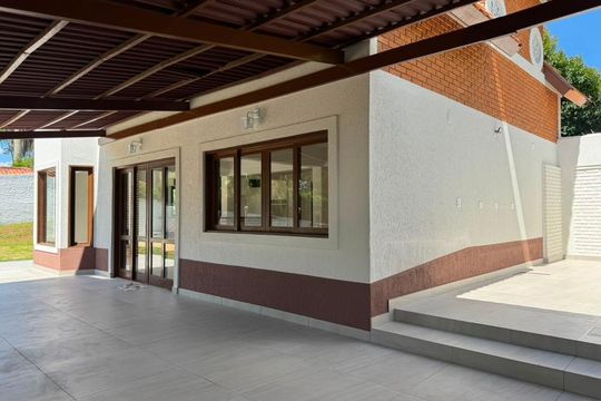 Área externa de casa para alugar com 3 quartos, 220m² em Los Álamos, Cotia