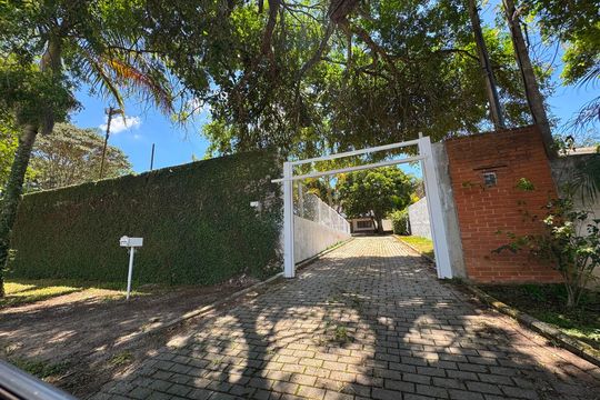 Fachada de casa para alugar com 3 quartos, 220m² em Los Álamos, Cotia