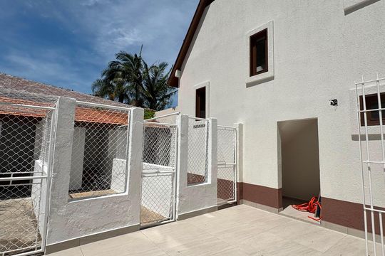 Área externa de casa para alugar com 3 quartos, 220m² em Los Álamos, Cotia