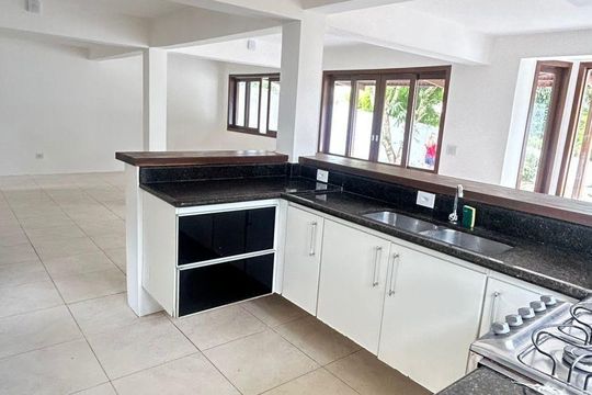 Cozinha de casa para alugar com 3 quartos, 220m² em Los Álamos, Cotia