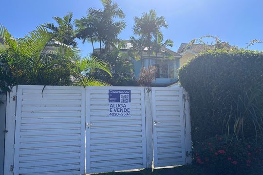 Fachada de casa de condomínio à venda com 5 quartos, 210m² em Recreio dos Bandeirantes, Rio de Janeiro