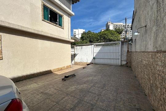 Garagem de casa à venda com 4 quartos, 317m² em Del Castilho, Rio de Janeiro
