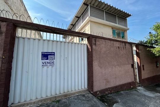 Fachada + placa de casa à venda com 4 quartos, 317m² em Del Castilho, Rio de Janeiro