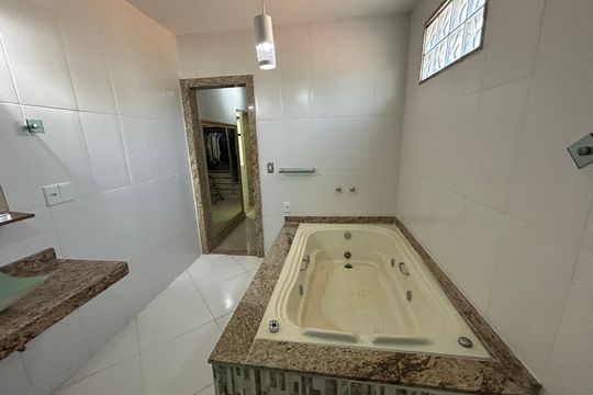 Banheiro da suíte de casa à venda com 4 quartos, 317m² em Del Castilho, Rio de Janeiro