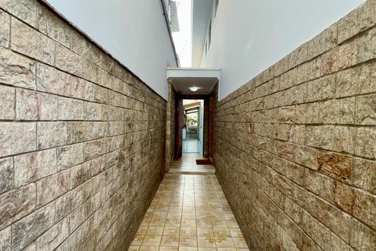 Corredor Externo de casa para alugar com 3 quartos, 186m² em Alto de Pinheiros, São Paulo
