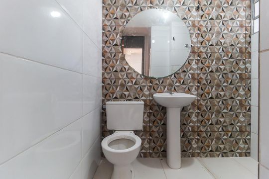 Banheiro de apartamento para alugar com 2 quartos, 49m² em Vila Perracini, Poá