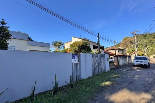 Fachada de casa para alugar com 1 quarto, 55m² em Guaratiba, Rio de Janeiro