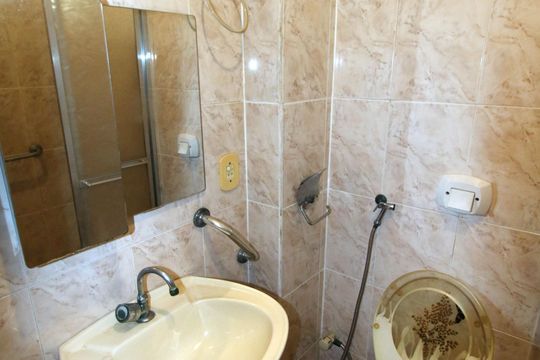 Banheiro de apartamento para alugar com 1 quarto, 43m² em Ramos, Rio de Janeiro