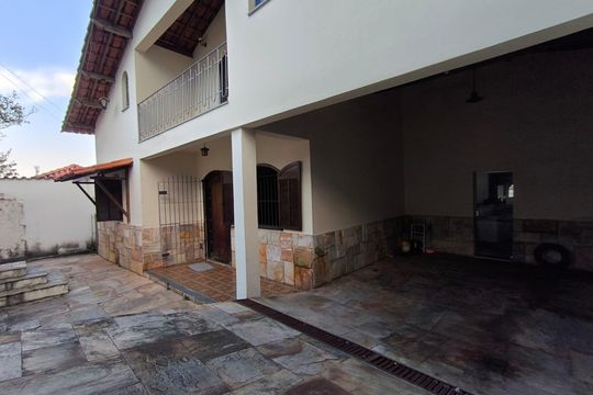 Casa à venda com 4 quartos, 303m² em Floramar, Belo Horizonte