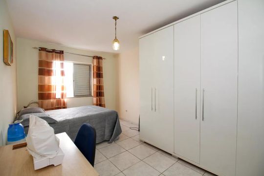 Quarto simples com cama, mesa e cadeira, com iluminação natural e iluminação artificial. de apartamento à venda com 3 quartos, 98m² em Vila Madalena, São Paulo