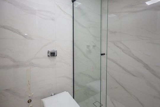 Banheiro de apartamento para alugar com 1 quarto, 44m² em Mont’Serrat, Porto Alegre