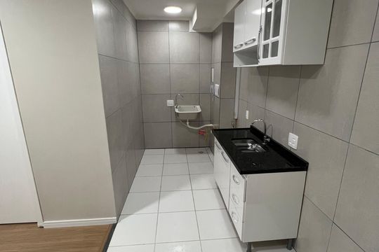 Cozinha de apartamento para alugar com 2 quartos, 32m² em Jardim Caravelas, São Paulo