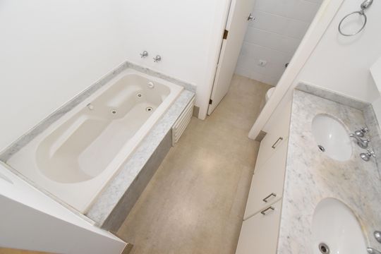 Banheiro da Suíte de apartamento à venda com 1 quarto, 61m² em Batel, Curitiba