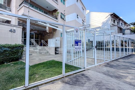 Fachada com Plaquinha de kitnet/studio para alugar com 1 quarto, 75m² em Liberdade, São Paulo