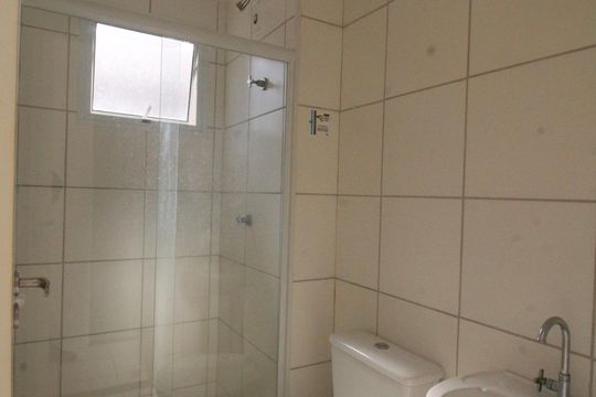 Banheiro de apartamento para alugar com 2 quartos, 54m² em Ponto Chic, Nova Iguaçu