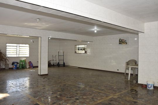 Garagem de casa para alugar com 6 quartos, 800m² em Chácaras Uirapuru, Embu das Artes