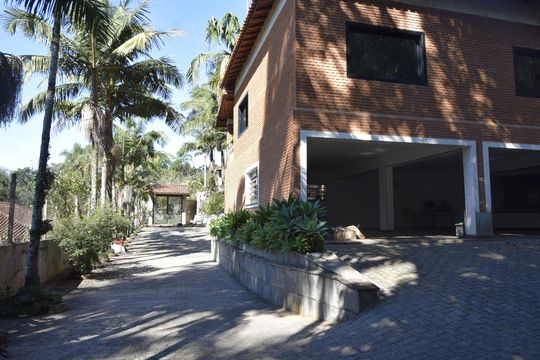 Entrada da Garagem de casa para alugar com 6 quartos, 800m² em Chácaras Uirapuru, Embu das Artes