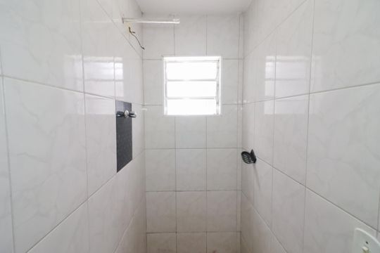 Banheiro de casa para alugar com 1 quarto, 50m² em Jardim Roberto, Osasco
