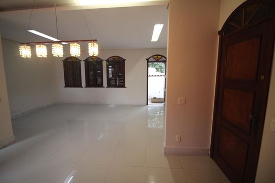 Sala de casa para alugar com 4 quartos, 314m² em Tirol, Contagem