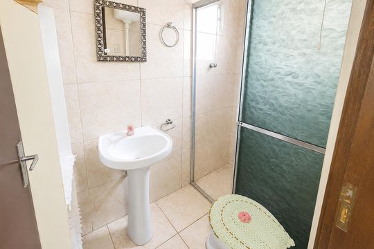 Banheiro de apartamento para alugar com 1 quarto, 50m² em Vila Monte Carlo, Cachoeirinha