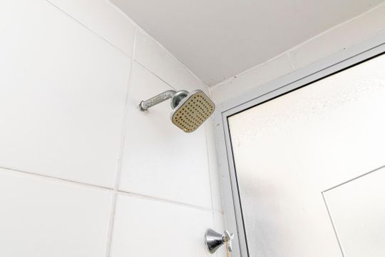 Banheiro de apartamento para alugar com 2 quartos, 45m² em Brás de Pina, Rio de Janeiro