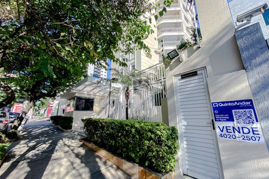 Fachada com Plaquinha de apartamento à venda com 4 quartos, 129m² em Pompeia, São Paulo